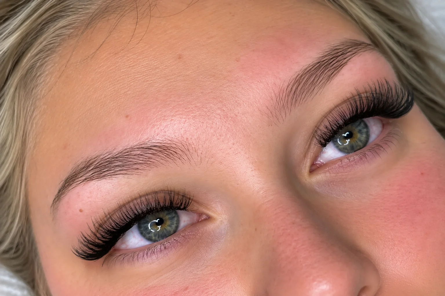 Hybrid lash extensions after result by Nessy Studio