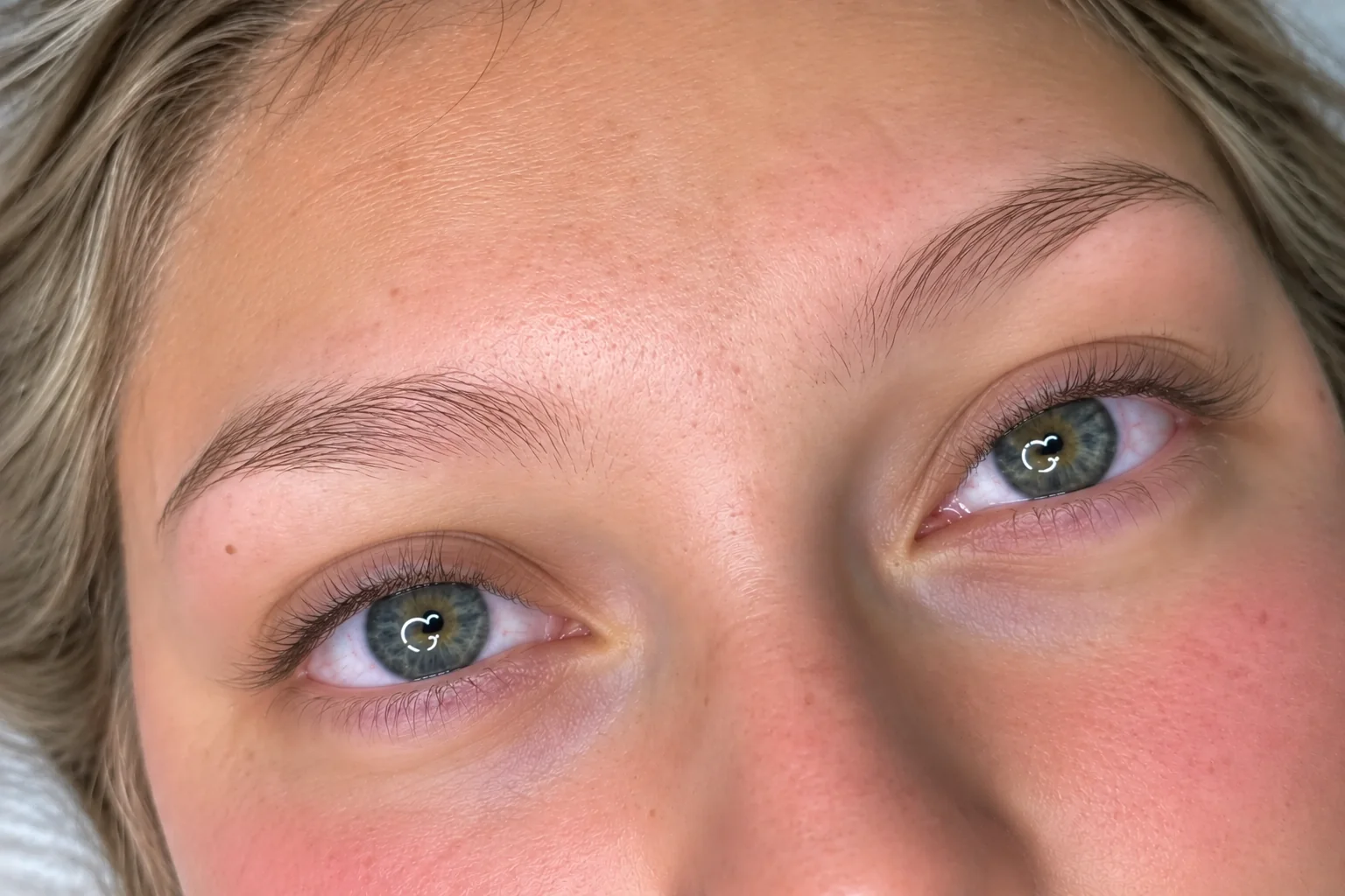 Natural lashes before hybrid lash extensions